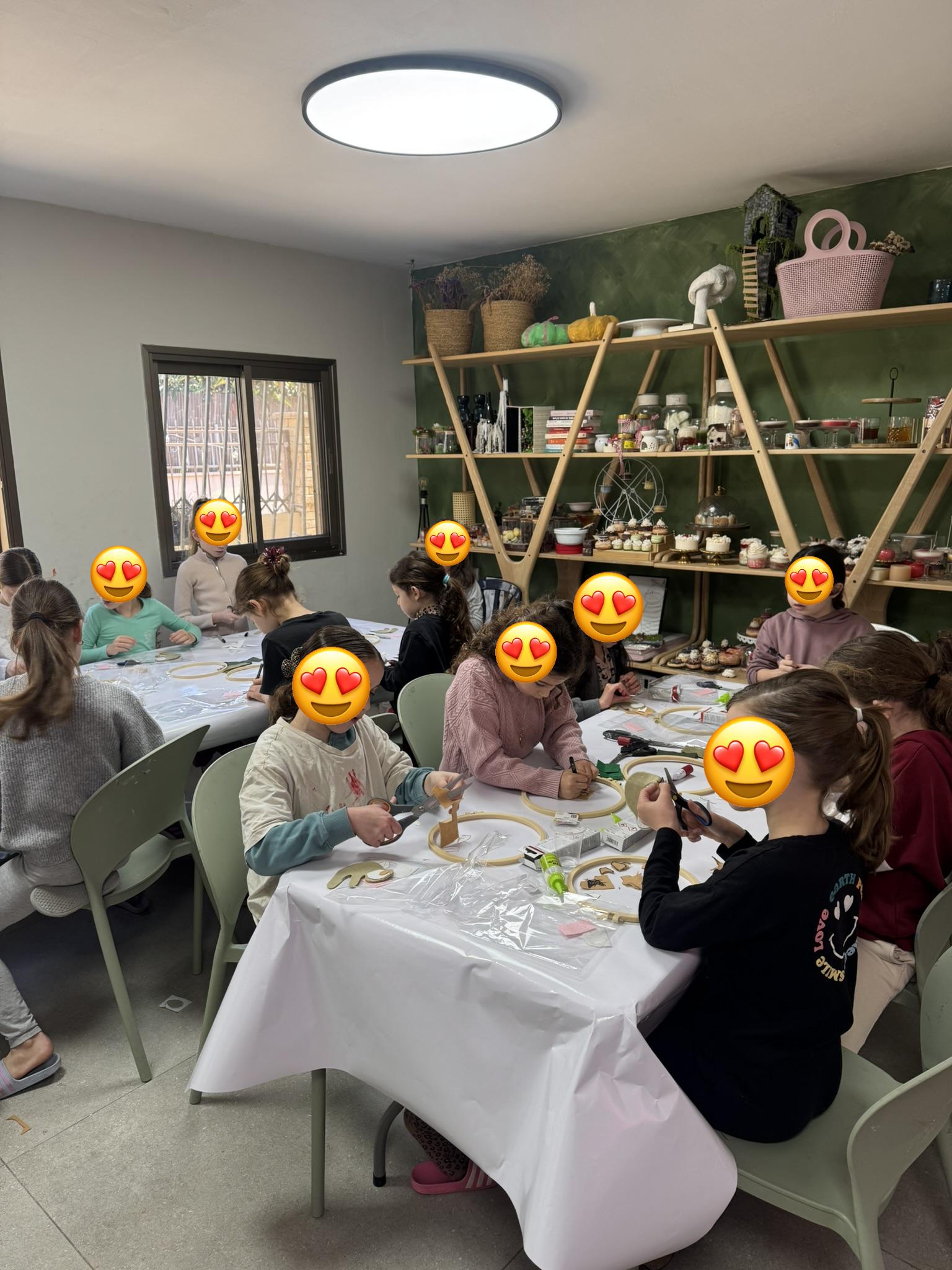 קבוצת ילדים בקייטנת יצירה של ArtyParty — יוצרים יחד בסטודיו בתל מונד